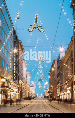 Helsinki, Finnland. Nachtansicht Der Aleksanterinkatu Straße Mit Eisenbahn Im Kluuvi Bezirk Am Abend Weihnachten Weihnachten Neujahr Festliche Beleuchtung Stockfoto