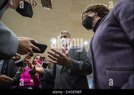 Washington, Usa. 20th Januar 2022. Senator Joe Manchin, D-WV, und Senatorin Susan Collins, R-ME, sprechen am Donnerstag, den 20. Januar 2022, in der Senatsunterbahn im US-Kapitol in Washington, DC, mit der Presse. Foto von Bonnie Cash/UPI Credit: UPI/Alamy Live News Stockfoto