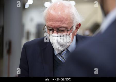 Washington, Usa. 20th Januar 2022. Sen. Bernie Sanders, D-VT, spricht nach der Abstimmung mit Reportern im US-Kapitol in Washington, DC am Donnerstag, dem 20. Januar 2022. Foto von Bonnie Cash/UPI Credit: UPI/Alamy Live News Stockfoto