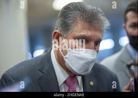 Washington, Usa. 20th Januar 2022. Senator Joe Manchin, D-WV, spricht am Donnerstag, den 20. Januar 2022, in der Senatsunterbahn im US-Kapitol in Washington, DC, mit der Presse. Foto von Bonnie Cash/UPI. Kredit: UPI/Alamy Live Nachrichten Stockfoto