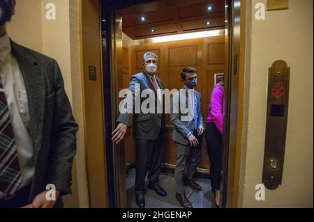 Washington, Usa. 20th Januar 2022. Senator Joe Manchin, D-WV, hält am Donnerstag, dem 20. Januar 2022, den Aufzug im US-Kapitol in Washington, DC. Foto von Bonnie Cash/UPI Credit: UPI/Alamy Live News Stockfoto