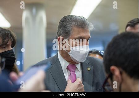 Washington, Usa. 20th Januar 2022. Senator Joe Manchin, D-WV, spricht am Donnerstag, den 20. Januar 2022, in der Senatsunterbahn im US-Kapitol in Washington, DC, mit der Presse. Foto von Bonnie Cash/UPI. Kredit: UPI/Alamy Live Nachrichten Stockfoto