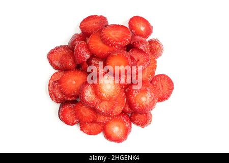 Erdbeeren in kleinen Stücken gehackt. Haufen geschnittener Früchte isoliert auf weißem Hintergrund Stockfoto