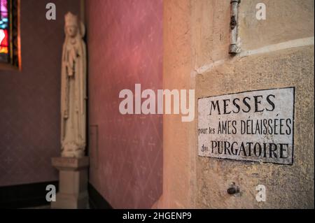 In dieser Seitenkapelle der Collégiale Notre-Dame wurde für die Seelen in der Hölle, Dole, Frankreich, Chaos abgehalten Stockfoto