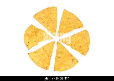 Tortilla-Chips auf weißem Hintergrund isoliert. Dreieckige Chips Stockfoto