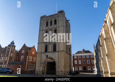 Der Norman Tower in Bury St Edmunds Bury St Edmunds ist eine Marktstadt im Osten Englands, die für ihre historischen Gebäude und wohlhabenden hohen Straßen berühmt ist. Die Stadt verfügt über gut erhaltene Gebäude wie die Abbey Gardens und die St. Edmundsbury Cathedral. Stockfoto