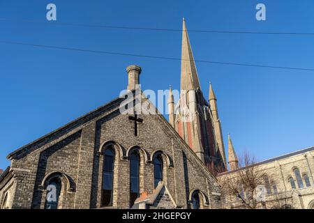 Die St John Street Church in Bury St Edmunds Bury St Edmunds ist eine Marktstadt im Osten Englands, die für ihre historischen Gebäude und wohlhabenden hohen Straßen berühmt ist. Die Stadt verfügt über gut erhaltene Gebäude wie die Abbey Gardens und die St. Edmundsbury Cathedral. Stockfoto