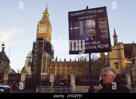 London, Großbritannien 19th. Januar 2022. Die Demonstranten versammelten sich vor dem Parlament, als Boris Johnson mit der Fragestunde der Premierministers und Rufen zum Rücktritt wegen der Lockdown-Parteien in der Downing Street konfrontiert wurde. Stockfoto