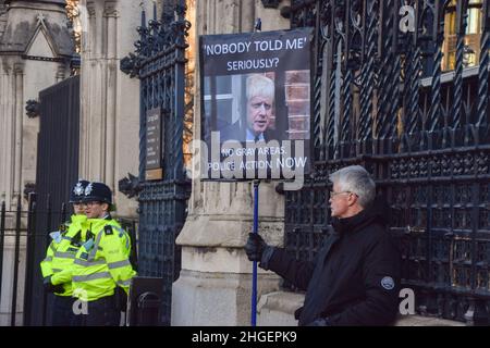 London, Großbritannien 19th. Januar 2022. Die Demonstranten versammelten sich vor dem Parlament, als Boris Johnson mit der Fragestunde der Premierministers und Rufen zum Rücktritt wegen der Lockdown-Parteien in der Downing Street konfrontiert wurde. Stockfoto
