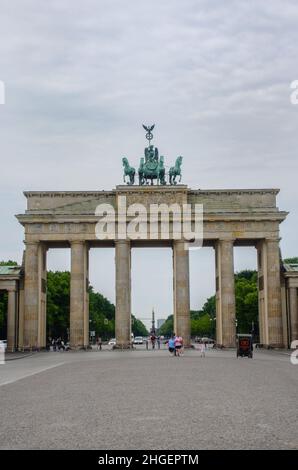 Berlin Juni 2020: Das Brandenburger Tor Stockfoto