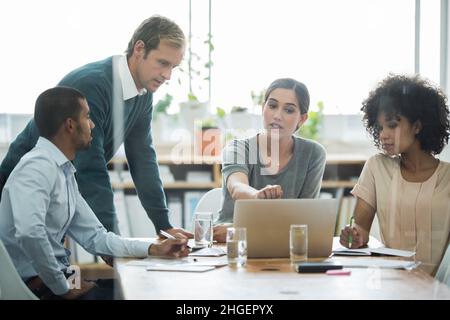 Zeigt ihr Team. Geschäftsleute aus dem echten Leben haben vor Ort gedreht. Da diese Orte die Realität sind und nicht in einem „Büro-Studio“ gedreht werden, ist ein hoher ISO-Wert zu erreichen Stockfoto