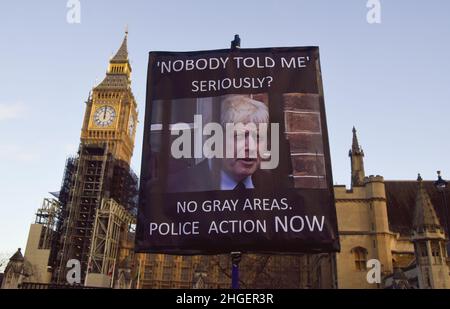 London, Großbritannien 19th. Januar 2022. Die Demonstranten versammelten sich vor dem Parlament, als Boris Johnson mit der Fragestunde der Premierministers und Rufen zum Rücktritt wegen der Lockdown-Parteien in der Downing Street konfrontiert wurde. Stockfoto