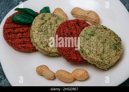 Vegetarische Koteletts mit Kichererbsen, Patty Beete Roots, Bohnen Basilikum und Erdnüssen auf einem Teller. Gesundes Essen für Veganer, gesundes Essen, Menü. Restaurantgericht i Stockfoto