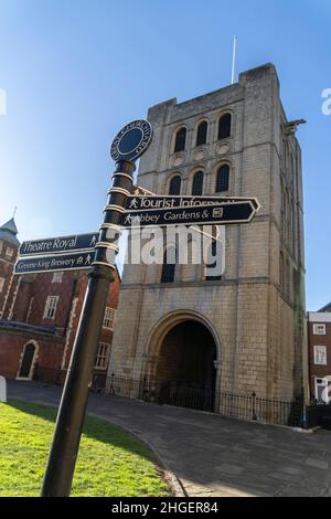 Bury St. Edmunds, Suffolk, Großbritannien. 17th Januar 2022. Der Norman Tower in Bury St Edmunds Bury St Edmunds ist eine Marktstadt im Osten Englands, die für ihre historischen Gebäude und wohlhabenden hohen Straßen berühmt ist. Die Stadt verfügt über gut erhaltene Gebäude wie die Abbey Gardens und die St. Edmundsbury Cathedral. (Bild: © Edward Crawford/SOPA Images via ZUMA Press Wire) Stockfoto