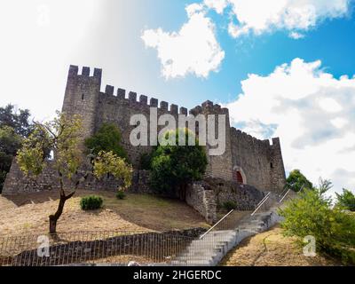 Blick auf die mittelalterliche Burg auf dem Hügel von Pombal, im 12. Jahrhundert gebaut und an die Tempelritter gespendet, um Coimbra, zentrale Portug zu verteidigen. Stockfoto