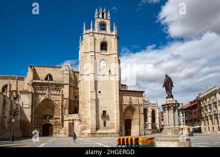 Kathedrale von San Antolin von Palencia von seiner Fassade aus gesehen. Historisch-künstlerisches Denkmal im gotischen Stil Stockfoto