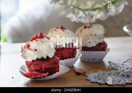 Rote Samtmuffins Mit Hyazinthe Stockfoto