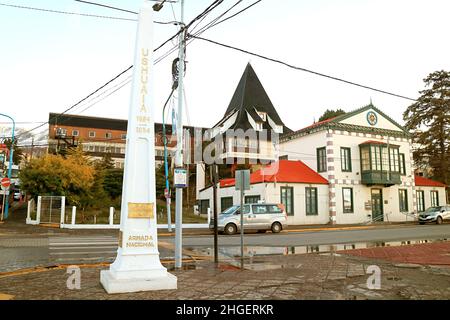 Obelisk zur Gründung der Stadt Ushuaia mit Ende des Weltmuseums (ehemaliges Regierungsgebäude) in Ushuaia, Argentinien, Südamerika Stockfoto