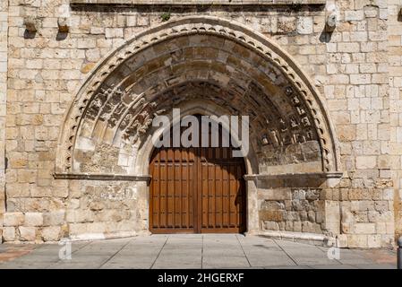 Tür der Kirche von San Miguel in Palencia, Spanien Stockfoto