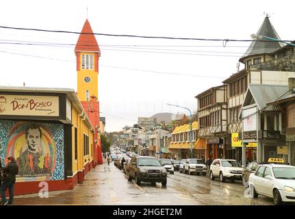 Avenue San Martin in der Innenstadt von Ushuaia, der südlichsten Stadt der Welt, Provinz Tierra del Fuego, Patagonien, Argentinien Stockfoto