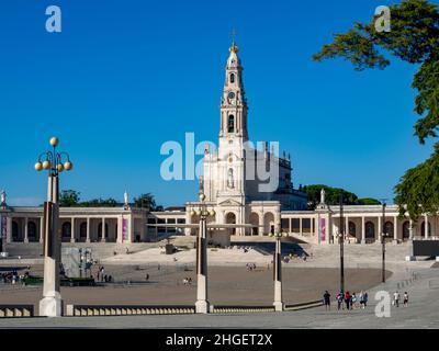 Heiligtum von Fatima, Portugal. Basilika unserer Lieben Frau vom Rosenkranz von und durch die Kolonnade gesehen. Eines der wichtigsten Marienheiligtümer und pi Stockfoto