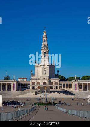 Heiligtum von Fatima, Portugal. Basilika unserer Lieben Frau vom Rosenkranz von und durch die Kolonnade gesehen. Eines der wichtigsten Marienheiligtümer und pi Stockfoto