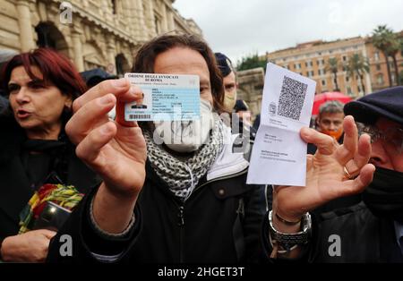 Die Polizei verhindert, dass No Vax-Anwälte am 20. Januar 2022 das Kassationsgericht in Rom, Italien, betreten. Nach den neuesten Regeln der italienischen Regierung, die Gerichte zu betreten, wie Büros, Friseure, Busse, Züge, Restaurants, Kinos, Fitness-Studios usw. müssen mit dem „Green Pass“-Zertifikat ausgezeichnet werden. Um einen gültigen Green Pass zu erhalten, sollte man zwei Covid 19 Impfstoffdosen erhalten oder von der Infektion geheilt werden. Darüber hinaus ist der Covid 19-Impfstoff für alle Arbeitnehmer und für Menschen über 50 Jahre obligatorisch. Keine Vax-Anwälte kämpfen für ihr Recht, ihre Kunden ohne das Green Pass-Zertifikat zu verteidigen und fragen italienische Staatsanwälte Stockfoto