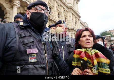 Die Polizei verhindert, dass No Vax-Anwälte am 20. Januar 2022 das Kassationsgericht in Rom, Italien, betreten. Nach den neuesten Regeln der italienischen Regierung, die Gerichte zu betreten, wie Büros, Friseure, Busse, Züge, Restaurants, Kinos, Fitness-Studios usw. müssen mit dem „Green Pass“-Zertifikat ausgezeichnet werden. Um einen gültigen Green Pass zu erhalten, sollte man zwei Covid 19 Impfstoffdosen erhalten oder von der Infektion geheilt werden. Darüber hinaus ist der Covid 19-Impfstoff für alle Arbeitnehmer und für Menschen über 50 Jahre obligatorisch. Keine Vax-Anwälte kämpfen für ihr Recht, ihre Kunden ohne das Green Pass-Zertifikat zu verteidigen und fragen italienische Staatsanwälte Stockfoto