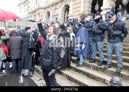 Die Polizei verhindert, dass No Vax-Anwälte am 20. Januar 2022 das Kassationsgericht in Rom, Italien, betreten. Nach den neuesten Regeln der italienischen Regierung, die Gerichte zu betreten, wie Büros, Friseure, Busse, Züge, Restaurants, Kinos, Fitness-Studios usw. müssen mit dem „Green Pass“-Zertifikat ausgezeichnet werden. Um einen gültigen Green Pass zu erhalten, sollte man zwei Covid 19 Impfstoffdosen erhalten oder von der Infektion geheilt werden. Darüber hinaus ist der Covid 19-Impfstoff für alle Arbeitnehmer und für Menschen über 50 Jahre obligatorisch. Keine Vax-Anwälte kämpfen für ihr Recht, ihre Kunden ohne das Green Pass-Zertifikat zu verteidigen und fragen italienische Staatsanwälte Stockfoto