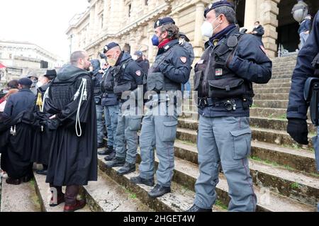 Die Polizei verhindert, dass No Vax-Anwälte am 20. Januar 2022 das Kassationsgericht in Rom, Italien, betreten. Nach den neuesten Regeln der italienischen Regierung, die Gerichte zu betreten, wie Büros, Friseure, Busse, Züge, Restaurants, Kinos, Fitness-Studios usw. müssen mit dem „Green Pass“-Zertifikat ausgezeichnet werden. Um einen gültigen Green Pass zu erhalten, sollte man zwei Covid 19 Impfstoffdosen erhalten oder von der Infektion geheilt werden. Darüber hinaus ist der Covid 19-Impfstoff für alle Arbeitnehmer und für Menschen über 50 Jahre obligatorisch. Keine Vax-Anwälte kämpfen für ihr Recht, ihre Kunden ohne das Green Pass-Zertifikat zu verteidigen und fragen italienische Staatsanwälte Stockfoto