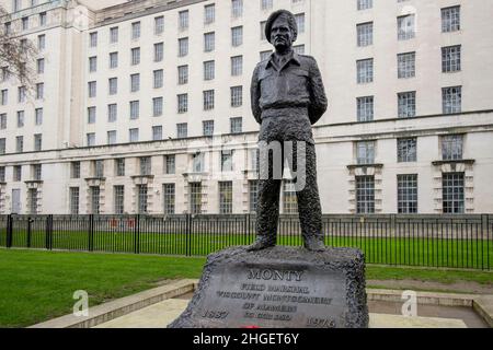 Statue von Field Marshall Bernard 'Monty' Montgomery, Whitehall, London, Großbritannien. Stockfoto