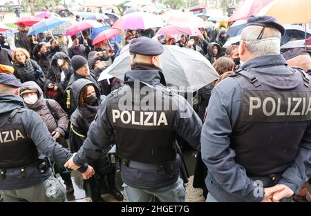 Die Polizei verhindert, dass No Vax-Anwälte am 20. Januar 2022 das Kassationsgericht in Rom, Italien, betreten. Nach den neuesten Regeln der italienischen Regierung, die Gerichte zu betreten, wie Büros, Friseure, Busse, Züge, Restaurants, Kinos, Fitness-Studios usw. müssen mit dem „Green Pass“-Zertifikat ausgezeichnet werden. Um einen gültigen Green Pass zu erhalten, sollte man zwei Covid 19 Impfstoffdosen erhalten oder von der Infektion geheilt werden. Darüber hinaus ist der Covid 19-Impfstoff für alle Arbeitnehmer und für Menschen über 50 Jahre obligatorisch. Keine Vax-Anwälte kämpfen für ihr Recht, ihre Kunden ohne das Green Pass-Zertifikat zu verteidigen und fragen italienische Staatsanwälte Stockfoto