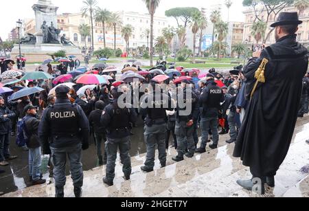 Die Polizei verhindert, dass No Vax-Anwälte am 20. Januar 2022 das Kassationsgericht in Rom, Italien, betreten. Nach den neuesten Regeln der italienischen Regierung, die Gerichte zu betreten, wie Büros, Friseure, Busse, Züge, Restaurants, Kinos, Fitness-Studios usw. müssen mit dem „Green Pass“-Zertifikat ausgezeichnet werden. Um einen gültigen Green Pass zu erhalten, sollte man zwei Covid 19 Impfstoffdosen erhalten oder von der Infektion geheilt werden. Darüber hinaus ist der Covid 19-Impfstoff für alle Arbeitnehmer und für Menschen über 50 Jahre obligatorisch. Keine Vax-Anwälte kämpfen für ihr Recht, ihre Kunden ohne das Green Pass-Zertifikat zu verteidigen und fragen italienische Staatsanwälte Stockfoto