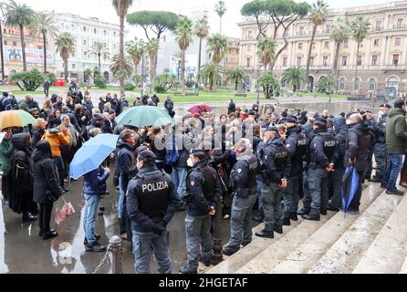 Keine Anwälte von Vax protestieren am 20. Januar 2022 vor dem Kassationsgericht in Rom, Italien, gegen Green Pass. Nach den neuesten Regeln der italienischen Regierung, die Gerichte zu betreten, wie Büros, Friseure, Busse, Züge, Restaurants, Kinos, Fitness-Studios usw. müssen mit dem „Green Pass“-Zertifikat ausgezeichnet werden. Um einen gültigen Green Pass zu erhalten, sollte man zwei Covid 19 Impfstoffdosen erhalten oder von der Infektion geheilt werden. Darüber hinaus ist der Covid 19-Impfstoff für alle Arbeitnehmer und für Menschen über 50 Jahre obligatorisch. Keine Vax Anwälte kämpfen für ihr Recht, ihre Kunden ohne das Green Pass Zertifikat zu verteidigen und Stockfoto