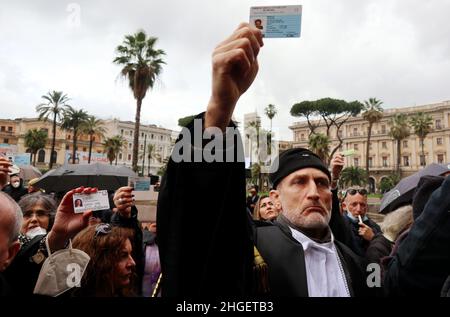 Keine Anwälte von Vax protestieren am 20. Januar 2022 vor dem Kassationsgericht in Rom, Italien, gegen Green Pass. Nach den neuesten Regeln der italienischen Regierung, die Gerichte zu betreten, wie Büros, Friseure, Busse, Züge, Restaurants, Kinos, Fitness-Studios usw. müssen mit dem „Green Pass“-Zertifikat ausgezeichnet werden. Um einen gültigen Green Pass zu erhalten, sollte man zwei Covid 19 Impfstoffdosen erhalten oder von der Infektion geheilt werden. Darüber hinaus ist der Covid 19-Impfstoff für alle Arbeitnehmer und für Menschen über 50 Jahre obligatorisch. Keine Vax Anwälte kämpfen für ihr Recht, ihre Kunden ohne das Green Pass Zertifikat zu verteidigen und Stockfoto