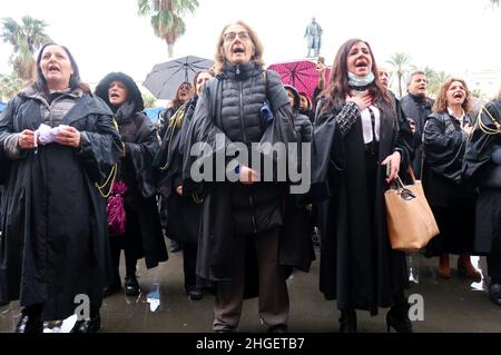 Keine Anwälte von Vax protestieren am 20. Januar 2022 vor dem Kassationsgericht in Rom, Italien, gegen Green Pass. Nach den neuesten Regeln der italienischen Regierung, die Gerichte zu betreten, wie Büros, Friseure, Busse, Züge, Restaurants, Kinos, Fitness-Studios usw. müssen mit dem „Green Pass“-Zertifikat ausgezeichnet werden. Um einen gültigen Green Pass zu erhalten, sollte man zwei Covid 19 Impfstoffdosen erhalten oder von der Infektion geheilt werden. Darüber hinaus ist der Covid 19-Impfstoff für alle Arbeitnehmer und für Menschen über 50 Jahre obligatorisch. Keine Vax Anwälte kämpfen für ihr Recht, ihre Kunden ohne das Green Pass Zertifikat zu verteidigen und Stockfoto