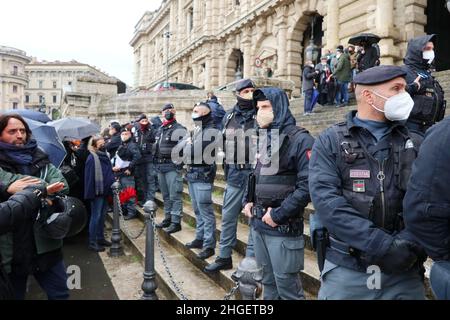 Die Polizei verhindert, dass No Vax-Anwälte am 20. Januar 2022 das Kassationsgericht in Rom, Italien, betreten. Nach den neuesten Regeln der italienischen Regierung, die Gerichte zu betreten, wie Büros, Friseure, Busse, Züge, Restaurants, Kinos, Fitness-Studios usw. müssen mit dem „Green Pass“-Zertifikat ausgezeichnet werden. Um einen gültigen Green Pass zu erhalten, sollte man zwei Covid 19 Impfstoffdosen erhalten oder von der Infektion geheilt werden. Darüber hinaus ist der Covid 19-Impfstoff für alle Arbeitnehmer und für Menschen über 50 Jahre obligatorisch. Keine Vax-Anwälte kämpfen für ihr Recht, ihre Kunden ohne das Green Pass-Zertifikat zu verteidigen und fragen italienische Staatsanwälte Stockfoto