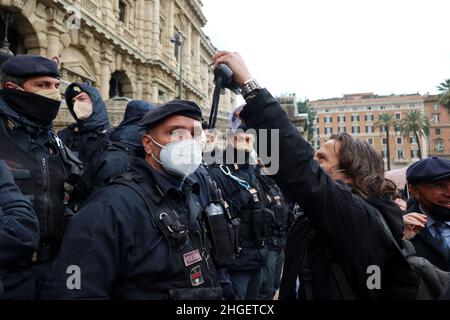 Die Polizei verhindert, dass No Vax-Anwälte am 20. Januar 2022 das Kassationsgericht in Rom, Italien, betreten. Nach den neuesten Regeln der italienischen Regierung, die Gerichte zu betreten, wie Büros, Friseure, Busse, Züge, Restaurants, Kinos, Fitness-Studios usw. müssen mit dem „Green Pass“-Zertifikat ausgezeichnet werden. Um einen gültigen Green Pass zu erhalten, sollte man zwei Covid 19 Impfstoffdosen erhalten oder von der Infektion geheilt werden. Darüber hinaus ist der Covid 19-Impfstoff für alle Arbeitnehmer und für Menschen über 50 Jahre obligatorisch. Keine Vax-Anwälte kämpfen für ihr Recht, ihre Kunden ohne das Green Pass-Zertifikat zu verteidigen und fragen italienische Staatsanwälte Stockfoto