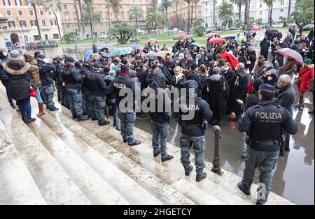 Keine Anwälte von Vax protestieren am 20. Januar 2022 vor dem Kassationsgericht in Rom, Italien, gegen Green Pass. Nach den neuesten Regeln der italienischen Regierung, die Gerichte zu betreten, wie Büros, Friseure, Busse, Züge, Restaurants, Kinos, Fitness-Studios usw. müssen mit dem „Green Pass“-Zertifikat ausgezeichnet werden. Um einen gültigen Green Pass zu erhalten, sollte man zwei Covid 19 Impfstoffdosen erhalten oder von der Infektion geheilt werden. Darüber hinaus ist der Covid 19-Impfstoff für alle Arbeitnehmer und für Menschen über 50 Jahre obligatorisch. Keine Vax Anwälte kämpfen für ihr Recht, ihre Kunden ohne das Green Pass Zertifikat zu verteidigen und Stockfoto