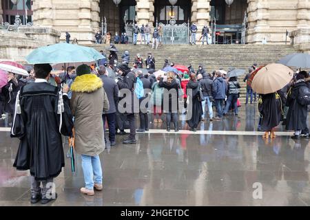 Keine Anwälte von Vax protestieren am 20. Januar 2022 vor dem Kassationsgericht in Rom, Italien, gegen Green Pass. Nach den neuesten Regeln der italienischen Regierung, die Gerichte zu betreten, wie Büros, Friseure, Busse, Züge, Restaurants, Kinos, Fitness-Studios usw. müssen mit dem „Green Pass“-Zertifikat ausgezeichnet werden. Um einen gültigen Green Pass zu erhalten, sollte man zwei Covid 19 Impfstoffdosen erhalten oder von der Infektion geheilt werden. Darüber hinaus ist der Covid 19-Impfstoff für alle Arbeitnehmer und für Menschen über 50 Jahre obligatorisch. Keine Vax Anwälte kämpfen für ihr Recht, ihre Kunden ohne das Green Pass Zertifikat zu verteidigen und Stockfoto