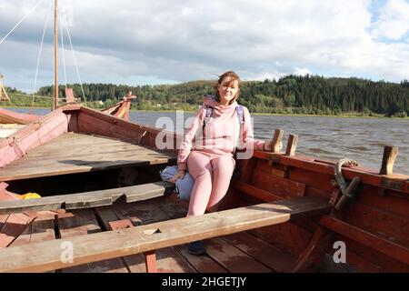 Frau auf einem hölzernen Wikingerboot in Lake Ladoga, Karelia Stockfoto