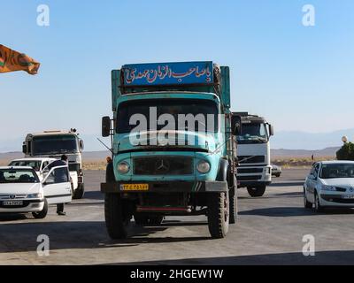 Alte mercedes-LKW in der Wüste im iran Stockfoto