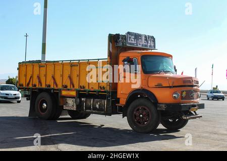 Alte mercedes-LKW in der Wüste im iran Stockfoto