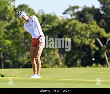 Orlando, Usa. 20th Januar 2022. Nelly Korda setzt sich während der ersten Runde des Hilton Grand Vacations Tournament of Champions des LPGA 2022 im Lake Nona Golf and Country Club in Orlando, Florida, am Donnerstag, den 20. Januar 2022 auf das achte Grün. Quelle: UPI/Alamy Live News Stockfoto