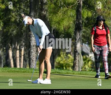 Orlando, Usa. 20th Januar 2022. Jessica Korda setzt am Donnerstag, den 20. Januar 2022, in der ersten Runde des Hilton Grand Vacations Tournament of Champions des LPGA 2022 im Lake Nona Golf and Country Club in Orlando, Florida, auf das achte Grün. Quelle: UPI/Alamy Live News Stockfoto