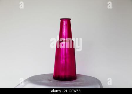 Leere rosa Vase. Die Vase ist aus Glas und handgefertigt Stockfoto