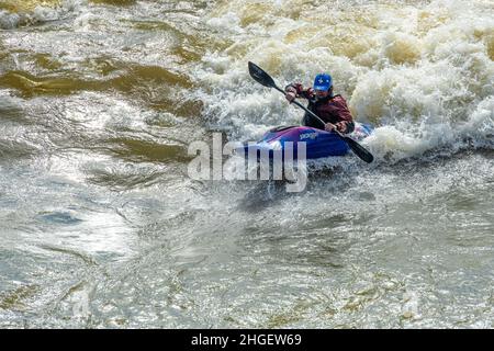 Kajakfahrer, die im RushSouth Whitewater Park entlang der Uptown Columbus, Georgia, Wildwasser-Stromschnellen auf dem Chattahoochee River fahren. (USA) Stockfoto