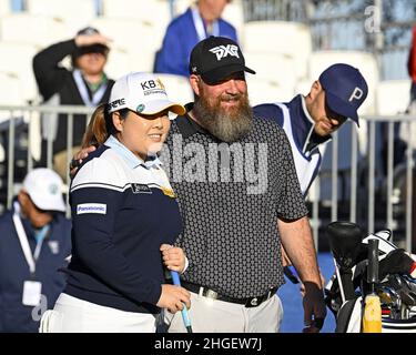 Orlando, Usa. 20th Januar 2022. Inbee Park aus Südkorea hat ein Foto mit Chad Pfeifer gemacht, bevor er am Donnerstag, den 20. Januar 2022, die erste Runde des Hilton Grand Vacations Tournament of Champions des LPGA 2022 im Lake Nona Golf and Country Club in Orlando, Florida, spielte. Quelle: UPI/Alamy Live News Stockfoto