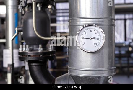 Thermometer zur Messung der Wassertemperatur in der Wasserversorgung. Gaskesselanlagen. Stockfoto