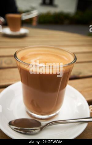 Zwei flache weiße Kaffees auf einem Kaffeetisch im Freien, hawkshead Lake District, cumbria, england, großbritannien Stockfoto